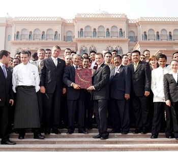 Emirates Palace 2006 Seven Stars and Stripes - Award-Hand-Out