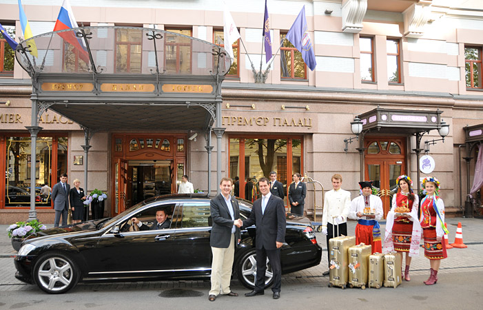 Thorsten Buehrmann & Rodderich Leffler - Arrival at the Premier Palace in Kiev, Ukraine